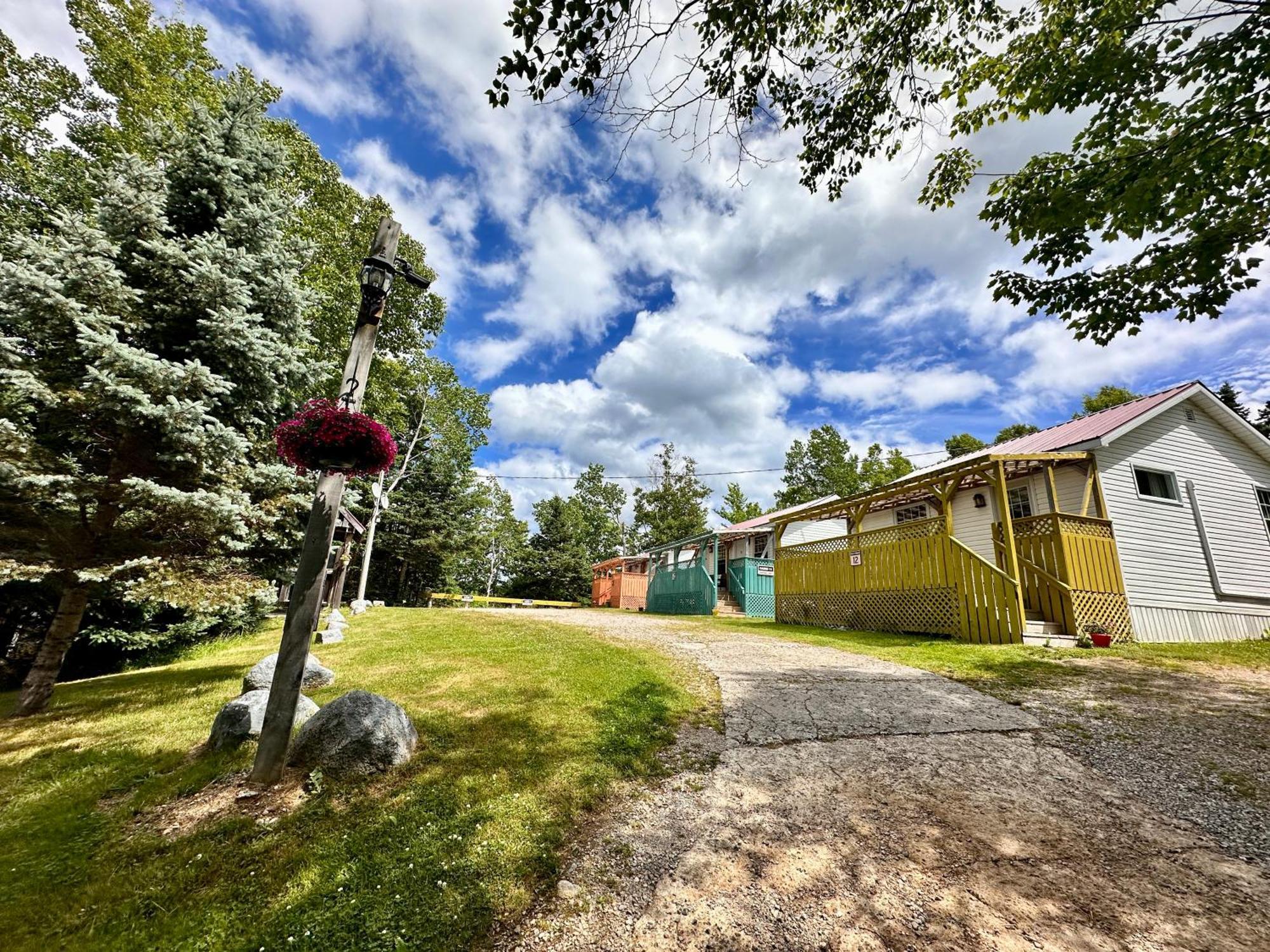 Skyline Cabins Ингониш Екстериор снимка